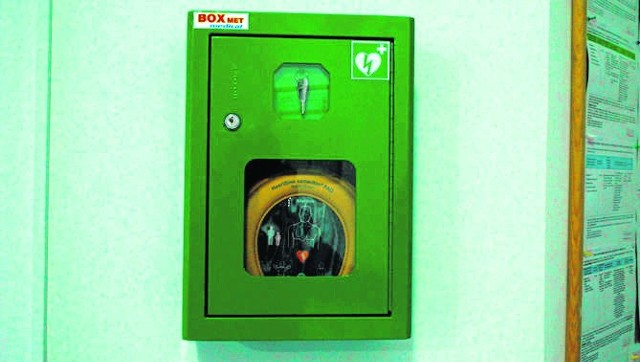 Defibrylator AED na korytarzu borneńskiego ratusza