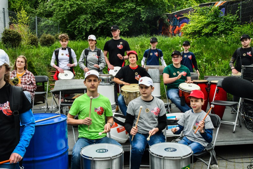 Dziecięca Orkiestra Recyklingowa przy bydgoskim MCK gra na...