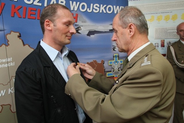 Gwiazdą Iraku odznaczył Dariusza Kopanię, szef Wojewódzkiego Sztabu Wojskowego w Kielcach pułkownik Eugeniusz Nikulin.