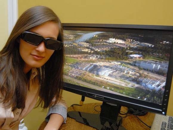 Maria Kwasek z Agencji Reklamowej Bogaczewicz w specjalnych okularach do oglądania spotu reklamującego Podkarpackie