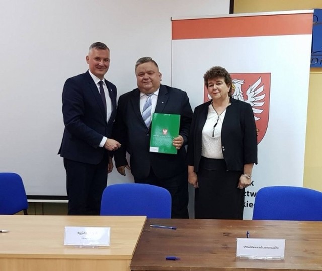 Umowę na dofinansowanie podpisał wicemarszałek Mazowsza Rafał Rajkowski (z lewej) i wójt gminy Mirów Artur Siwiorek.