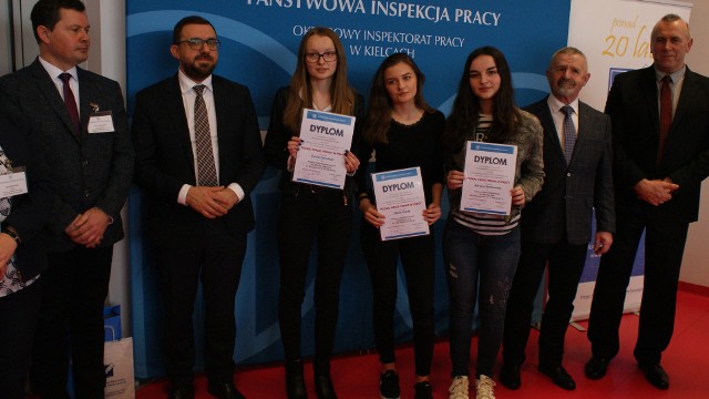Finalistki konkursu od lewej Kamila Zarychta- I miejsce, Martyna Bentkowska- II miejsce, Nikola Kasiak- III miejsce.