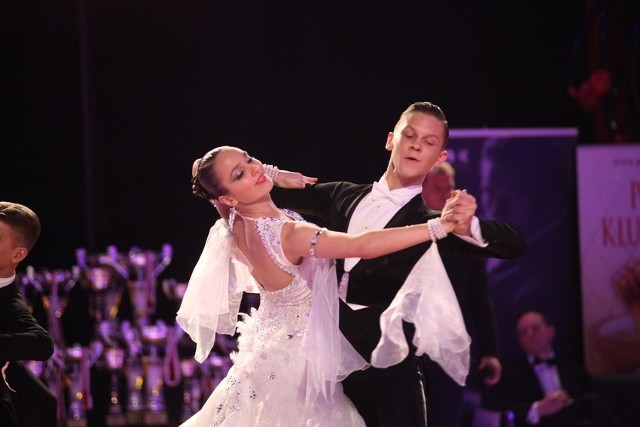 Turniej taneczny w hali Okrąglak. 263 pary rywalizują w Opolu w Mistrzostwach Polski w Tańcach Latynoamerykańskich.