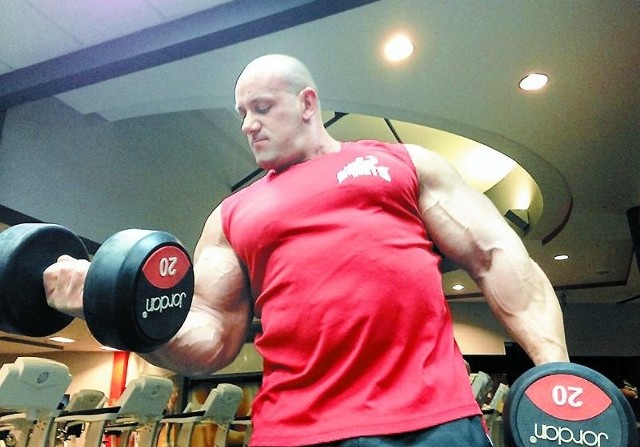 Robert Burneika imponuje muskulaturą. Przy wzroście 175 cm waży 130 kg.