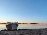 Piaszczysta plaża i jezioro z daleka od ludzi? Tylko pół godziny drogi samochodem od Katowic możecie tego zaznać! Gdzie? Sprawdźcie