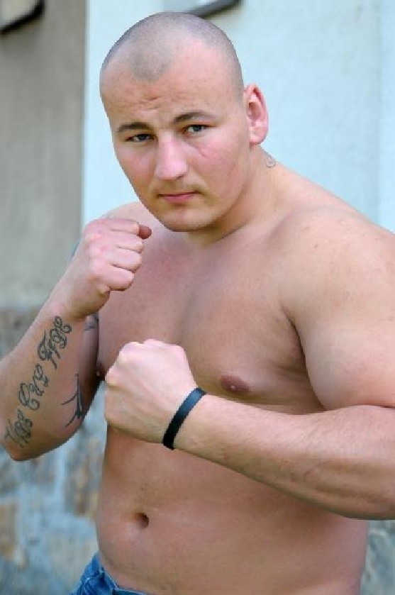 W połowie 2011 roku Artur wyglądał tak jak na tym zdjęciu. Mało kto wtedy wierzył, że już niedługo stanie się gwiazdą boksu.