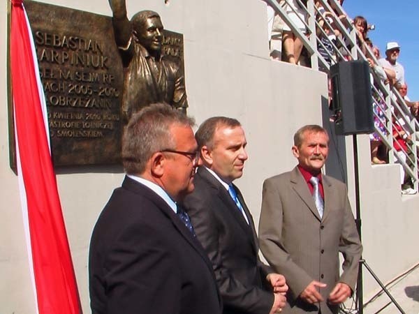 Symbolicznego odsłonięcia tablicy dokonali Janusz Gromek, Grzegorz Schetyna oraz Marek Karpiniuk - ojciec Sebastiana.