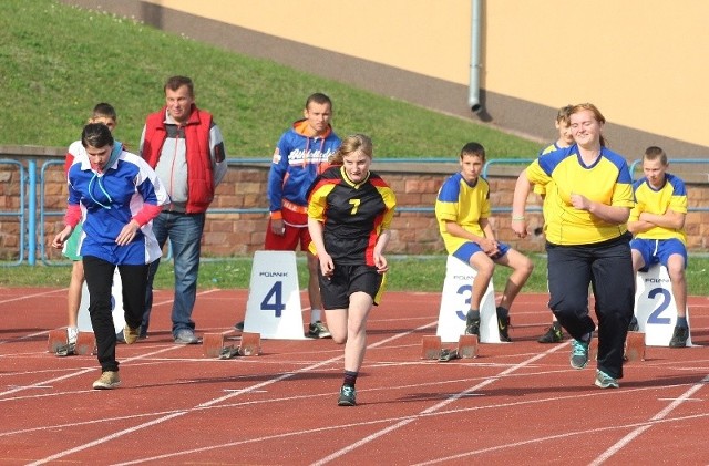 W zawodach lekkoatletycznych na stadionie w Kielcach wystartowali uczniowie szkół specjalnych z całego województwa.