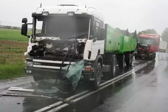 W karambolu zderzyły się cztery samochody, dwie ciężarówki zostały mocno zniszczone.