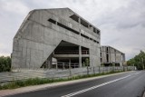 Kraków. Nadzór budowlany skontroluje niedokończony hotel przy Norymberskiej. Czy betonowy kloc koliduje z Trasą Pychowicką?