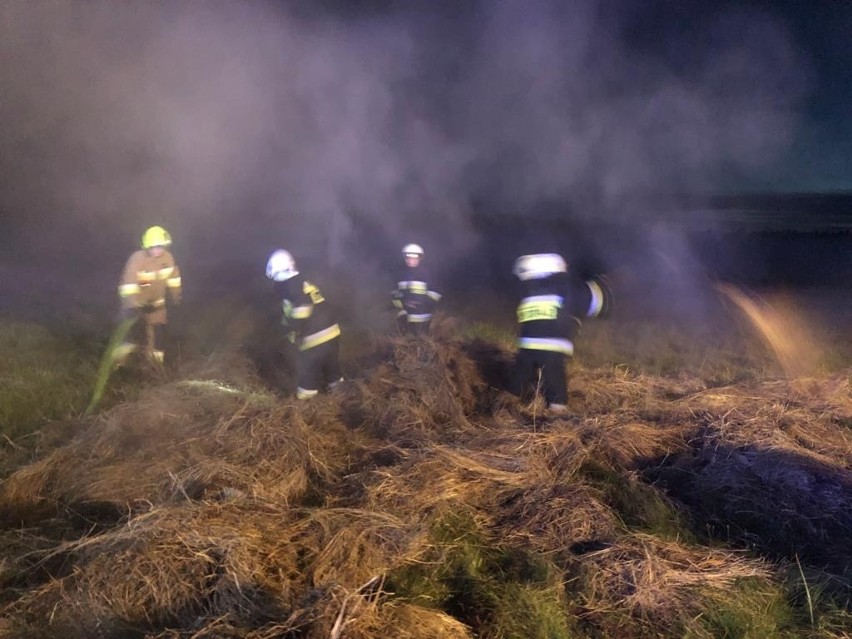 Kolejny pożar siana w gminie Ruda Maleniecka. Wieczorna akcja strażaków