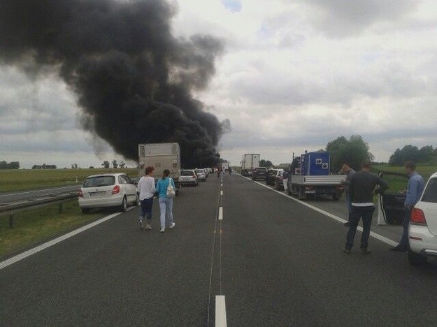Wypadek na autostradzie A4 w Brzegu. Spłonął Polski Bus. Coraz więcej poszkodowanych [WIDEO]