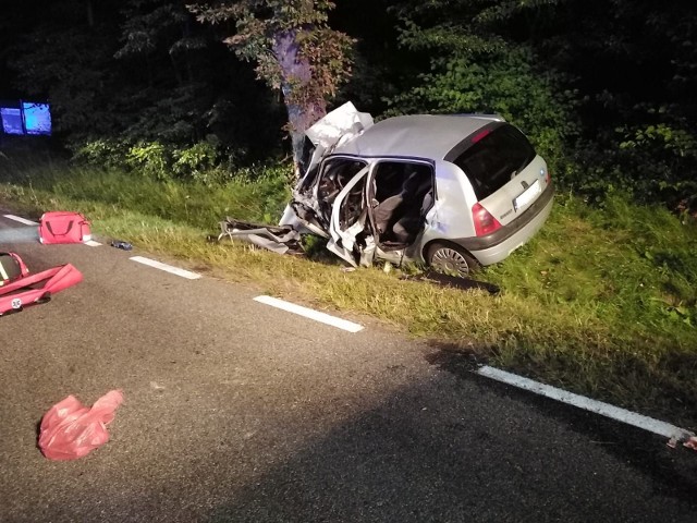 Nocny wypadek na "42" w gminie Fałków. Samochód uderzył w