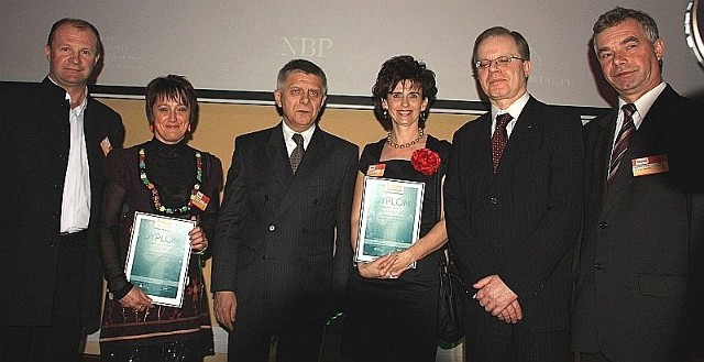 Beata Buła i Agata Wójcik otrzymały nagrody na gali w Warszawie, z rąk Marka Belki (trzeci z lewej), prezesa Narodowego Banku Polskiego.