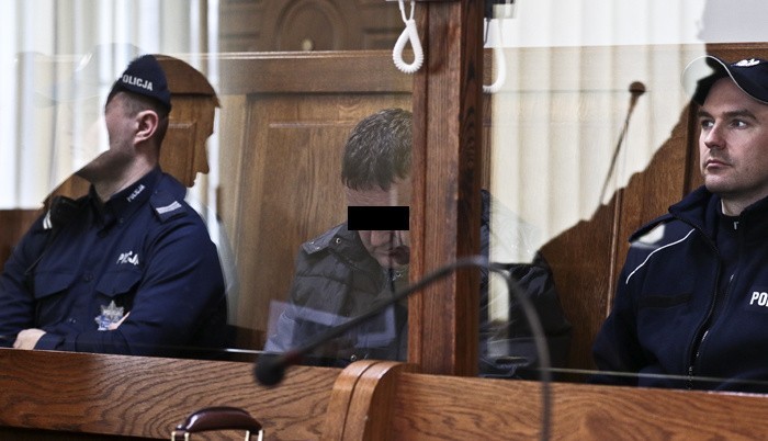 Oskarżony o morderstwo Jacek L. podczas rozprawy siedział za...