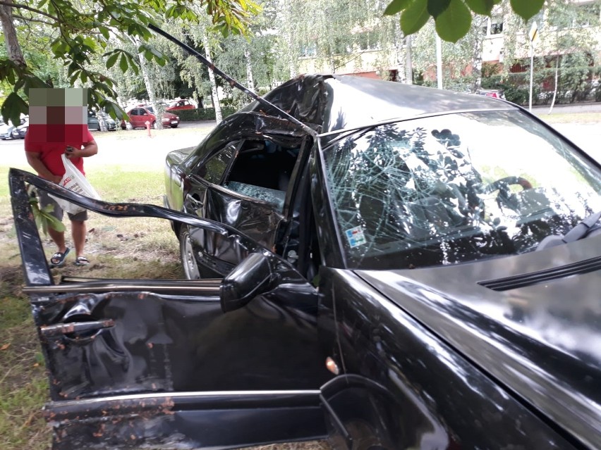 Wypadek na Zaporoskiej. Mercedes "koziołkował" i uderzył w drzewo (ZDJĘCIA)