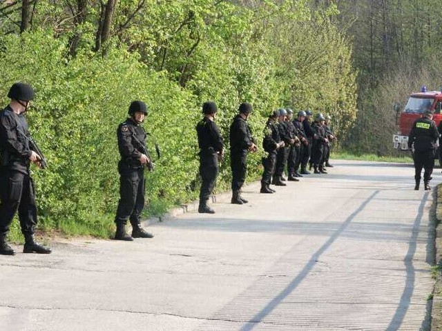 W piątkowych ćwiczeniach brało udział 250 strażaków i kilkudziesięciu policjantów.