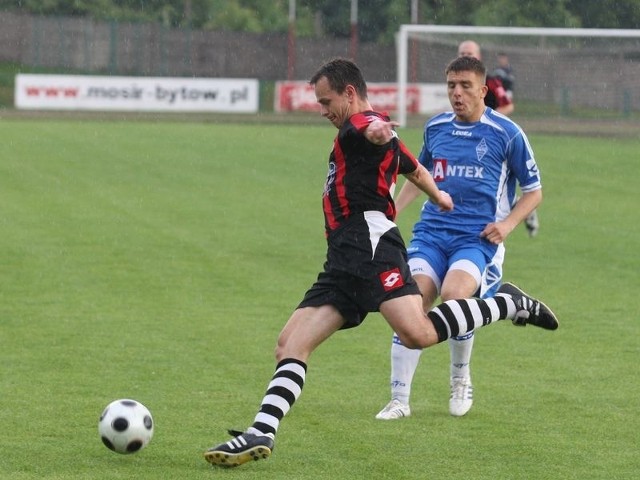 Dariusz Kasperowicz (przy piłce) jest bardzo doświadczonym piłkarzem i początkującym prezesem. 