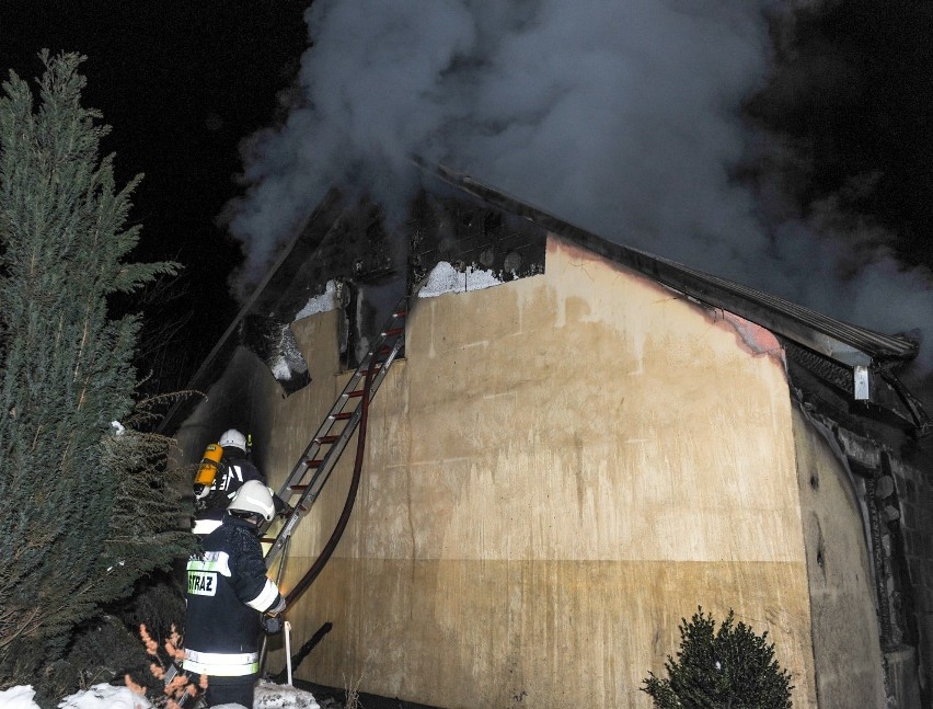 W nocy z piątku na sobotę, wybuchł pożar domu w Wapowcach w...