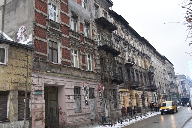 Tak wygląda obecnie ulica Gdańska. Nawierzchnia już przeszła rewitalizację. Wiele kamienic ciągle na nią czeka.