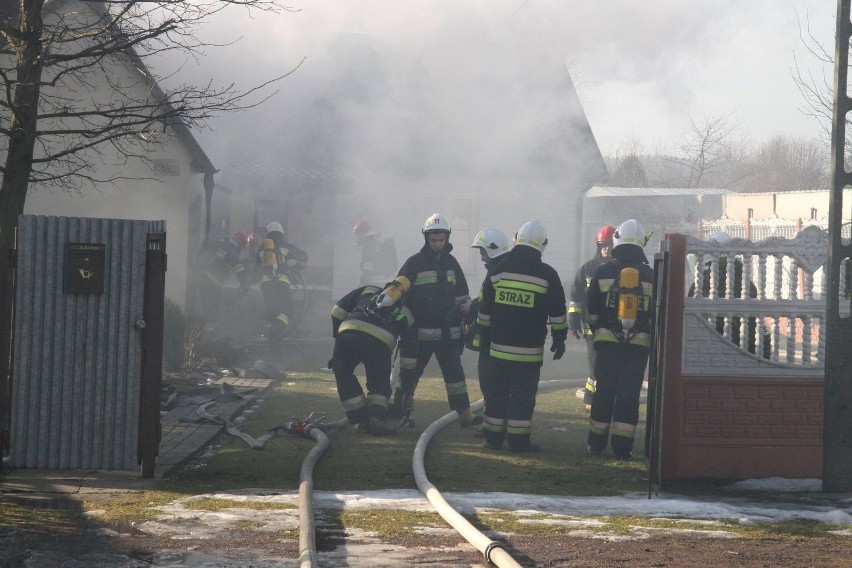 Radlin, gmina Górno. Pożar butli z gazem w domu mieszkalnym, jedna osoba ranna [ZDJĘCIA]