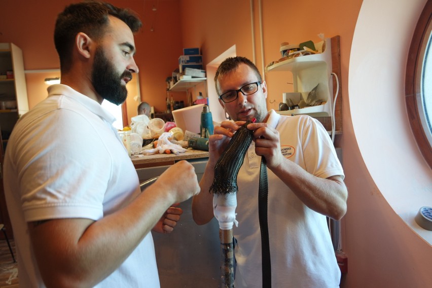 Protezę dla strusia przygotowali Tomasz Kot i Mateusz Irzyk
