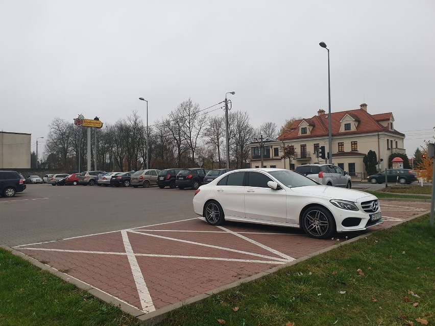 Parkowanie przed Biedronką w cenie... 600 zł! Skandaliczne praktyki w Ksawerowie pod Łodzią