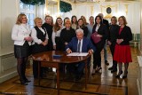 Prezydent Białegostoku podpisał  deklarację aspiracji Białegostoku o rangę "Miasta Praw Człowieka". To pomysł białostockiej Rady Kobiet