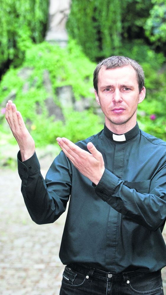 Wrocław: Ksiądz uczy języka migowego w kościele