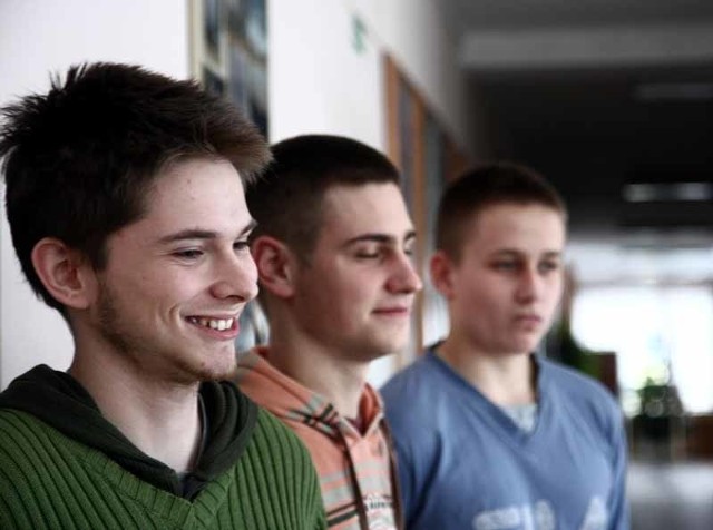 Próbna matura z matematyki to była pestka &#8211; twierdzi Mateusz Ptaszyński, uczeń VIII LO (na zdjęciu z lewej strony). Za nim Konrad Sienicki oraz Rafał Kieżel.