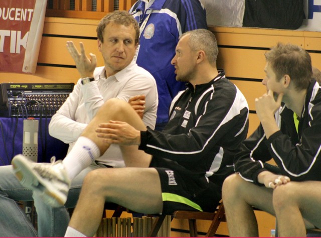 Wojciech Stępięń (pierwszy z lewej) pozostanie trenerem drugoligowej drużyny siatkarzy Czarnych Radom.