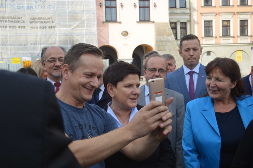 Wybory samorządowe 2018. Wicepremier Beata Szydło spotkała się z tarnowianami na Rynku [ZDJĘCIA]