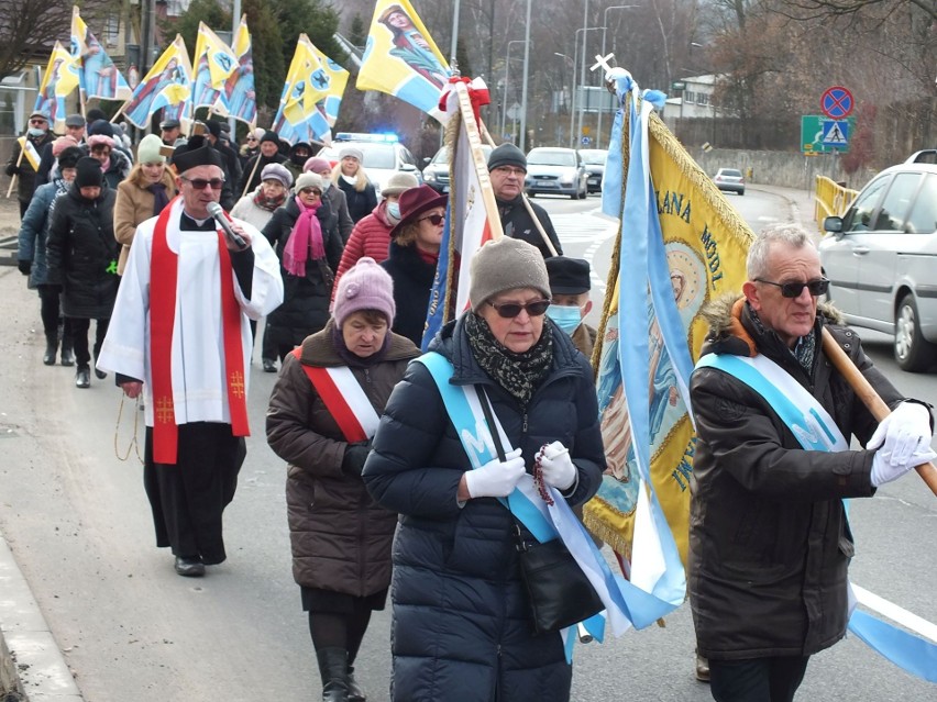 Przemarsz uczestników uroczystości sprzed kapliczki Świętej...