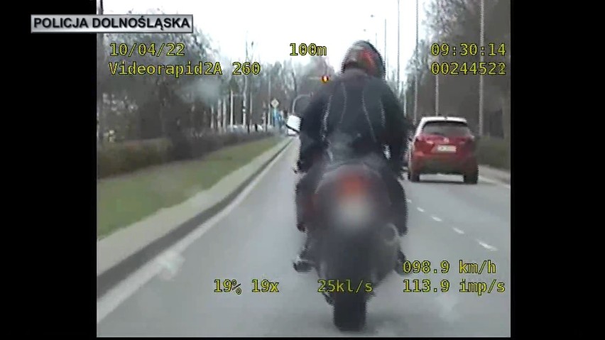 Pościg policyjny na ulicach Wrocławia za motocyklistą....