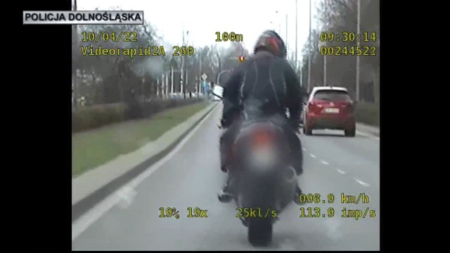 Pościg policyjny na ulicach Wrocławia za motocyklistą. Skończył się dopiero w powiecie średzkim.