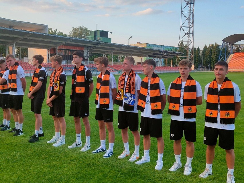 W Ostrowcu odbyła się prezentacja drużyny KSZO 1929 przed inauguracją sezonu 2022/2023 w trzeciej lidze. Zobaczcie zdjęcia