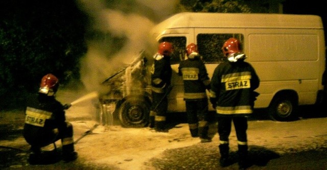 Strażacy gaszą samochód na ul. Krajewskiego