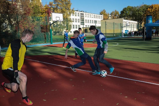 Na nowym boisku można grać np. w piłkę nożną i koszykówkę