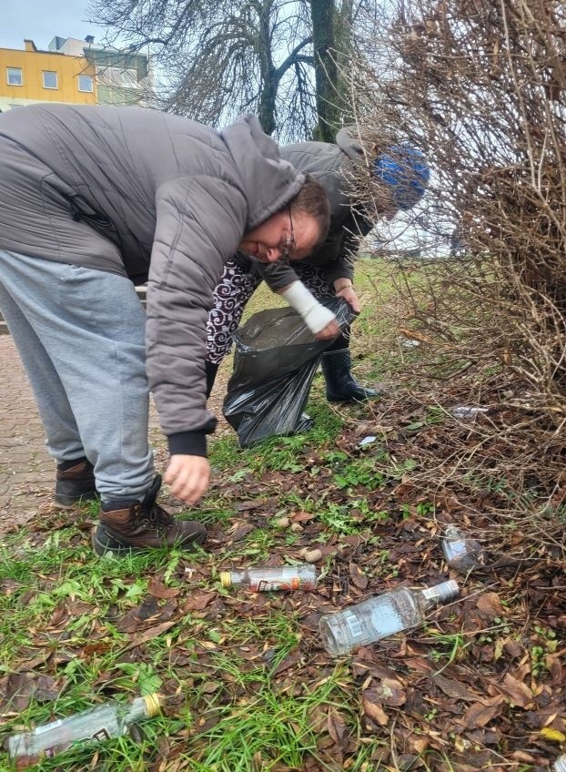 Mnóstwo butelek po alkoholu na trawniku w Kielcach. Sprawy w swoje ręce wzięły osoby z niepełnosprawnościami. Zebrały sześć worków butelek