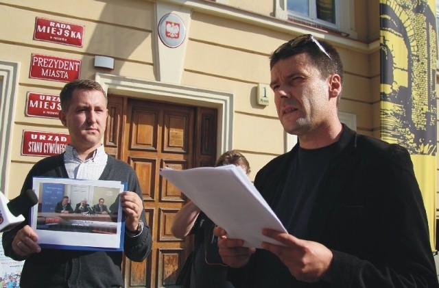 Działacze Nowej Prawicy częściowo dopięli swego. Po ich protestach komitet wyborczy Roberta Chomy zmienił nazwę. Nz. członkowie przemyskiej NP (od lewej) Marcin Dębicki  i Błażej Wilk.