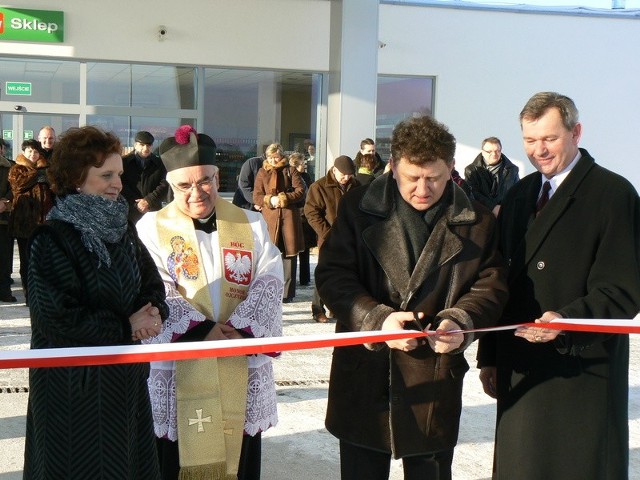 Wstęgę wraz z właścicielami przecięli burmistrz Daleszyc Wojciech Furmanek i proboszcz Sukowa ksiądz kanonik Henryk Wesołowski