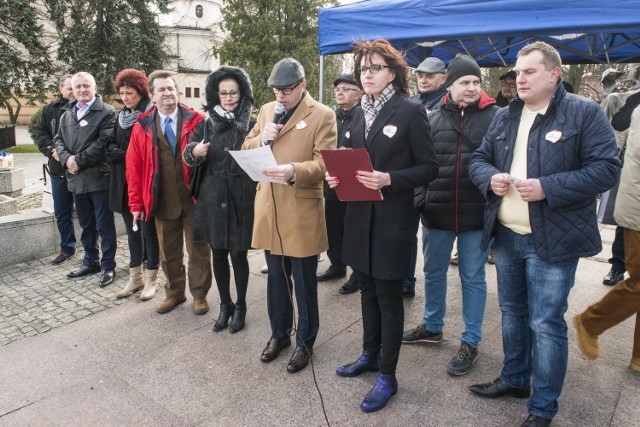 W sobotę do południa działacze radomskich struktur Platformy Obywatelskiej zorganizowali happening przed pomnikiem Jana Kochanowskiego przy ulicy Żeromskiego, aby odczytać wyrok Trybunału Konstytucyjnego.