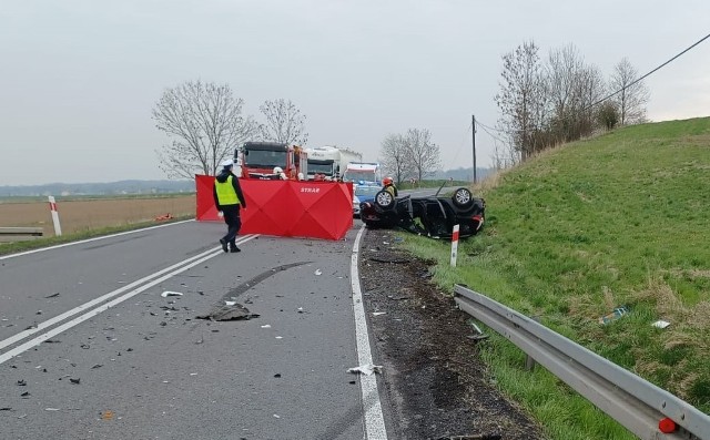 Wypadek w miejscowości Mochów. Na miejscu pracują służby.