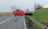 Wypadek na DK 40. Osobówka zderzyła się z ciężarówką. Nie żyje jedna osoba, są utrudnienia w ruchu