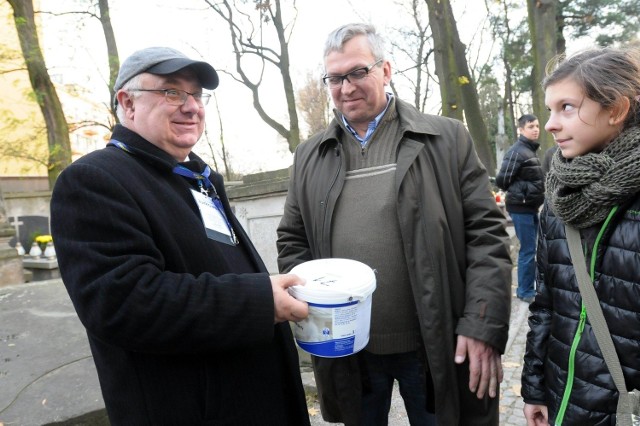 Radny Zbigniew Jurkowski (z lewej) zebrał w tym roku ponad 11 tysięcy złotych