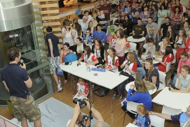 W bydgoskim Focus Mall odbyło się wczoraj pożegnalne spotkanie siatkarzy Delecty z fanami.