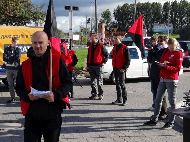 Pikieta przed poznańskim sklepem sieci Lidl we wrześniu 2013