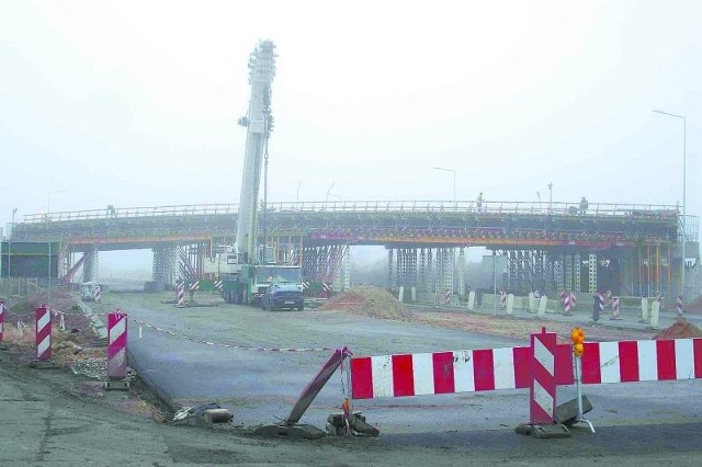 Trwa budowa wiaduktu drogowego nad nowym odcinkiem ełckiej obwodnicy przy osiedlu Konieczki. Będzie to element jednego z największych skrzyżowań bezkolizyjnych na nowej drodze.