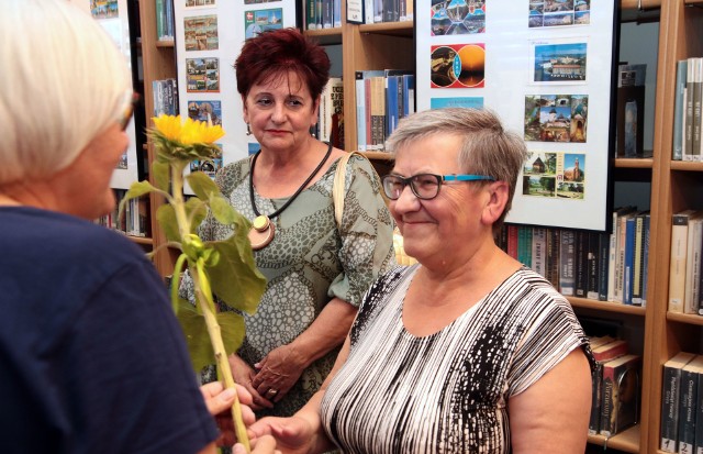 Wystawę pocztówek z kolekcji Henryki Koperwas  otwarto i do 30 sierpnia oglądać ją możemy w bibliotece przy ul. Mikołaja z Ryńska 1/7 w Grudziądzu. Organizatorzy informują: "Deltiologia inaczej filokartystyka czyli hobby polegające na zbieraniu pocztówek od 36 lat zajmuje Henrykę Koperwas. Kolekcjonerka ma w swoich zbiorach ok. 4500 kart, zarówno z Polski, jak i z całego świata. Swój zbiór uzupełnia w czasie swoich wyjazdów turystycznych, a także korzysta z uprzejmości przyjaciół."