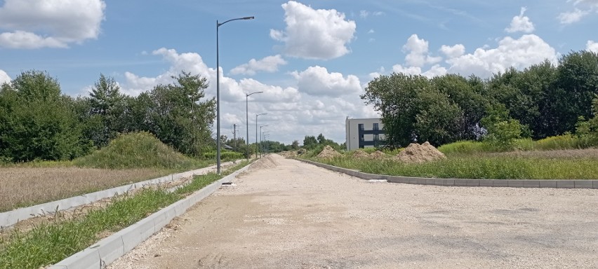 Tak prezentuje się plac budowy ulicy Długiej w Jędrzejowie w...
